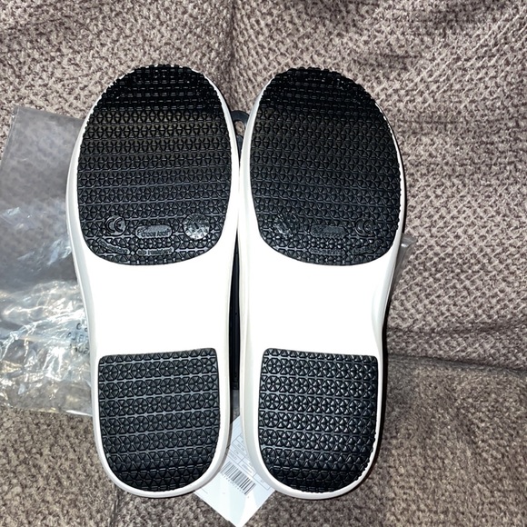 Dual Comfort Nursing Crocs size 8 - Picture 4 of 6